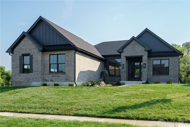 view of front facade with a front yard