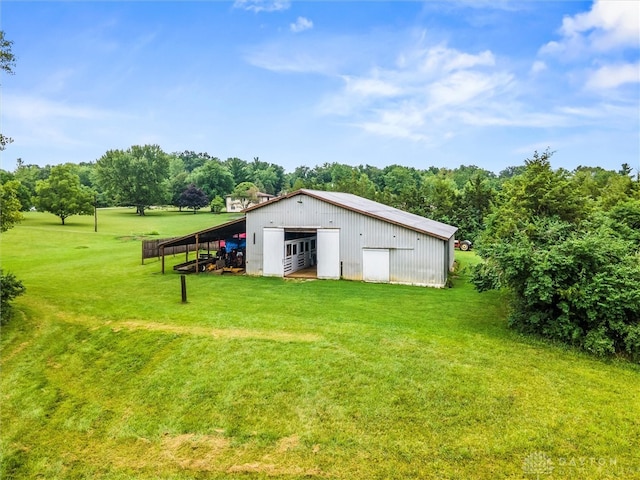 view of yard featuring a garage and an outdoor structure