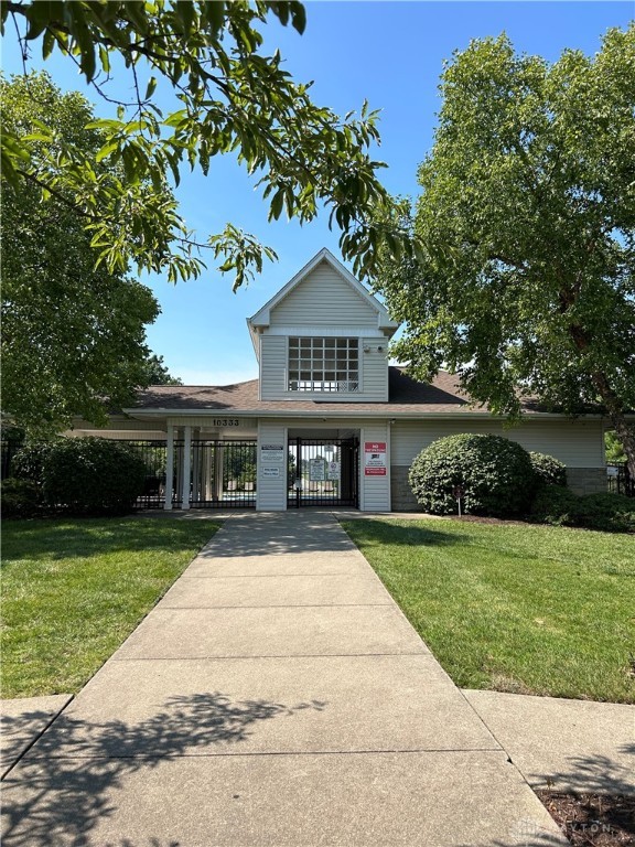 front of property featuring a front lawn