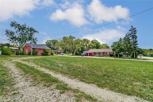 view of yard with driveway