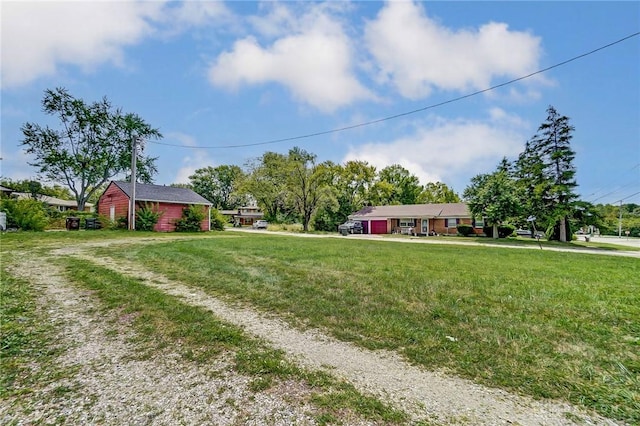 view of yard featuring dirt driveway