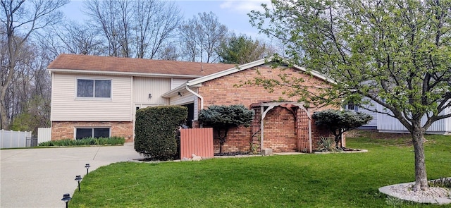 view of front of property with a front yard