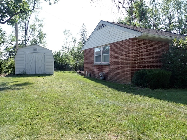 view of yard with a storage shed