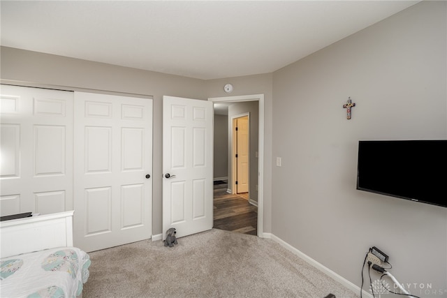 unfurnished bedroom with carpet flooring and a closet