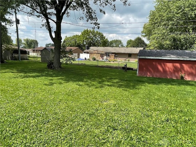 view of yard featuring an outbuilding