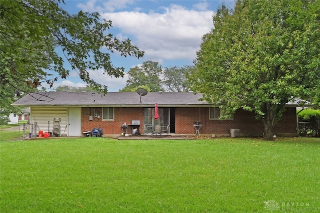 back of house featuring a lawn