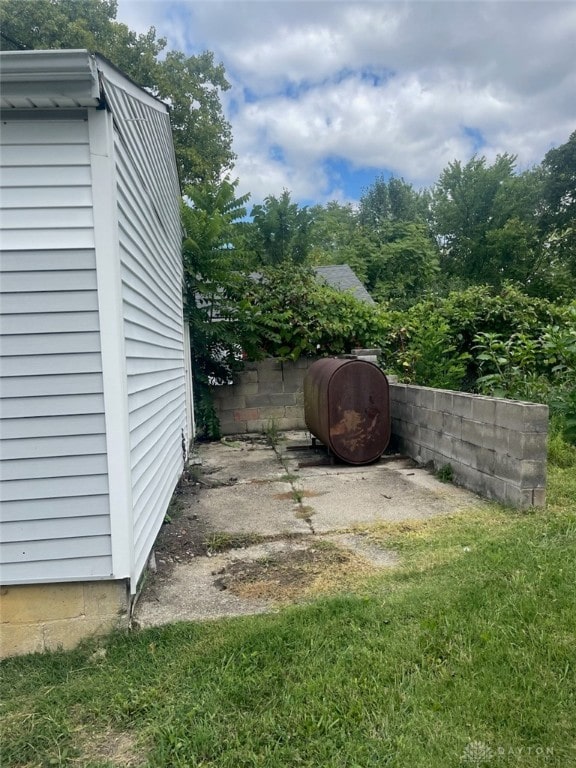 view of yard featuring a storage unit