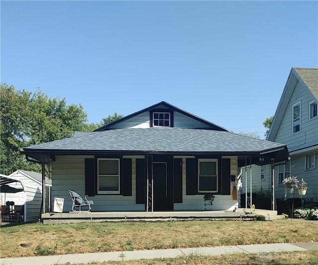 bungalow-style house featuring a front yard and covered porch