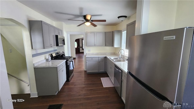 kitchen with stainless steel appliances, a sink, visible vents, light countertops, and gray cabinets