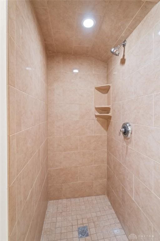 bathroom featuring a tile shower