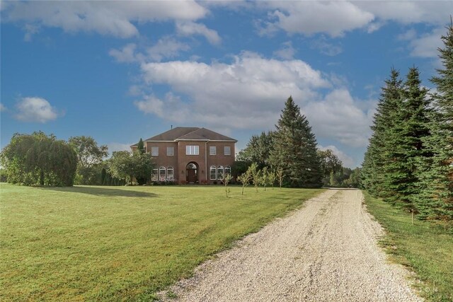 view of front of property featuring a front lawn