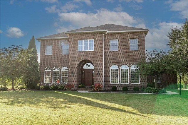 view of front of home featuring a front lawn