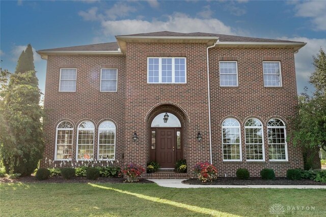 view of front of house featuring a front yard