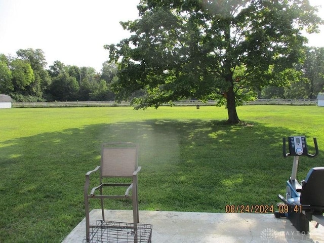 view of yard featuring a patio