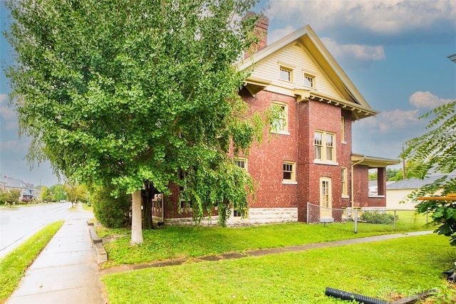 view of front of home featuring a front lawn