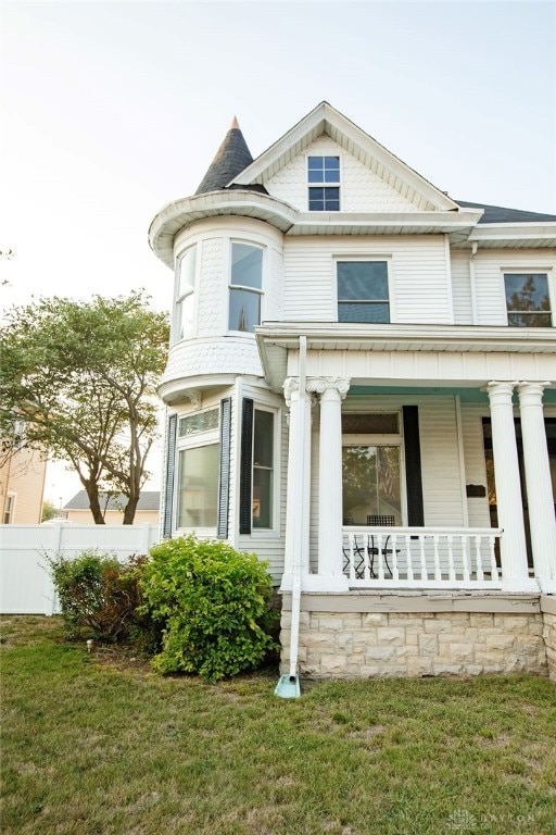 view of front of property featuring a front yard and a porch