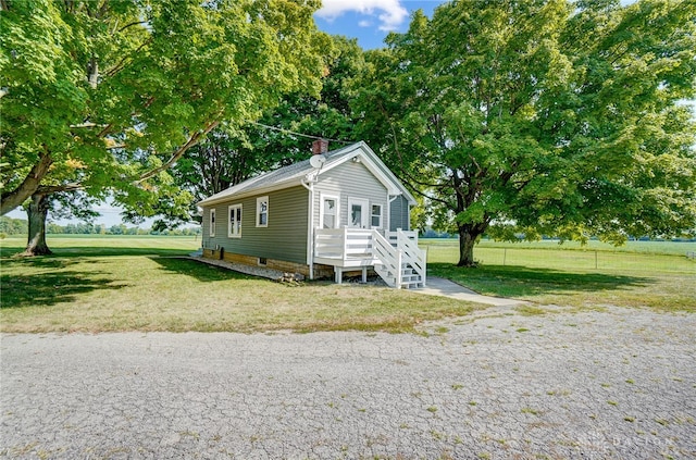 view of front of property featuring a front lawn