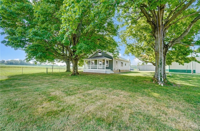 view of yard featuring a rural view