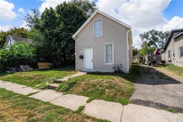 view of front facade with a front lawn