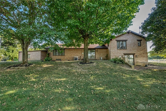 view of front of property featuring a front lawn