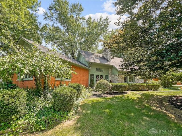 view of front of property featuring a front lawn