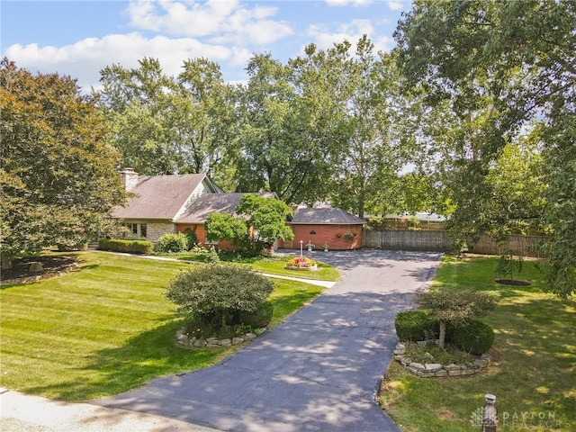 view of front of property featuring a front lawn