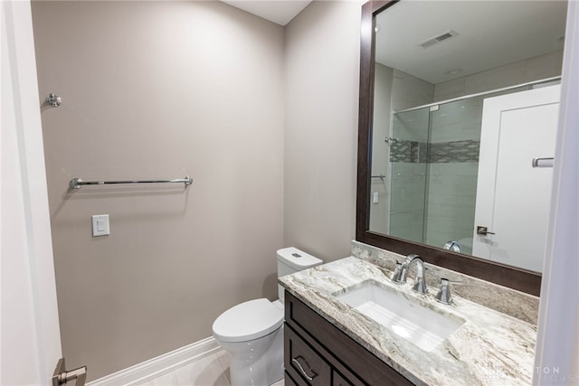 full bath with baseboards, visible vents, a shower, toilet, and vanity