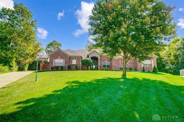 view of front of home featuring a front yard