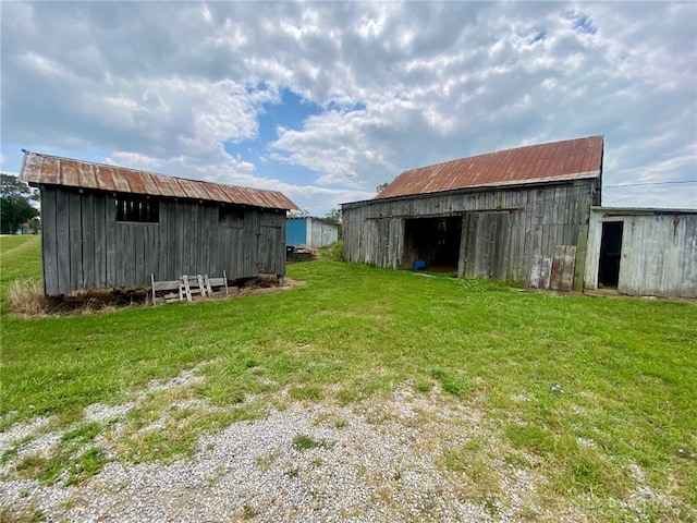 view of yard with an outbuilding