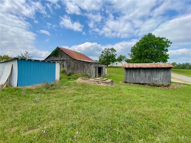 view of yard with an outbuilding