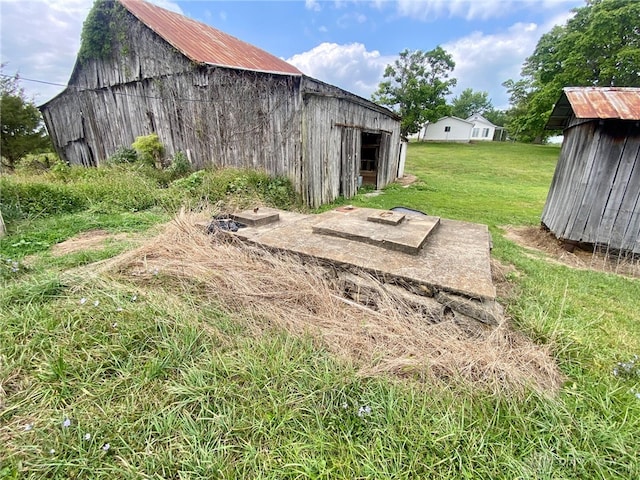 view of yard with an outbuilding