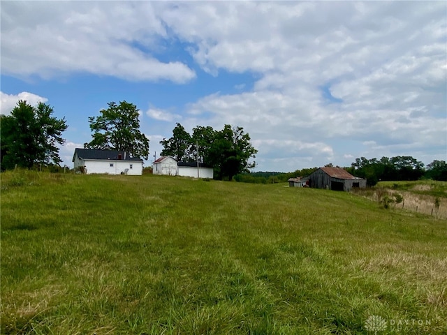 view of yard featuring a rural view