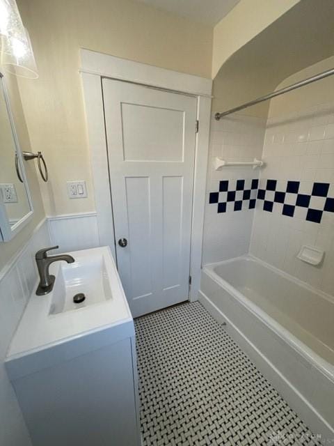 bathroom with vanity and tiled shower / bath