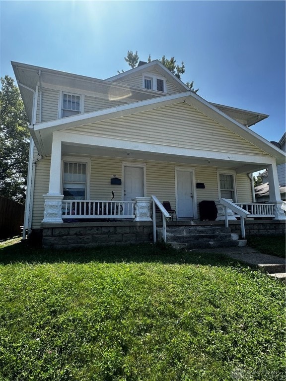 view of front of house featuring a porch and a front lawn