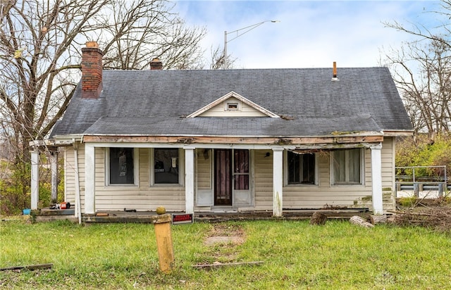 view of front of house featuring a front lawn and a porch