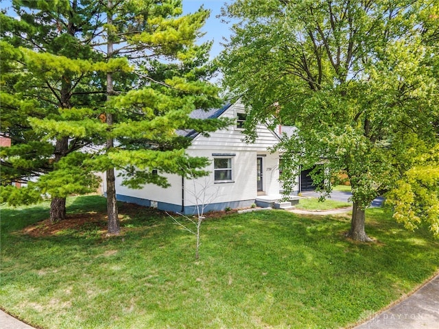 view of front of house featuring a front lawn