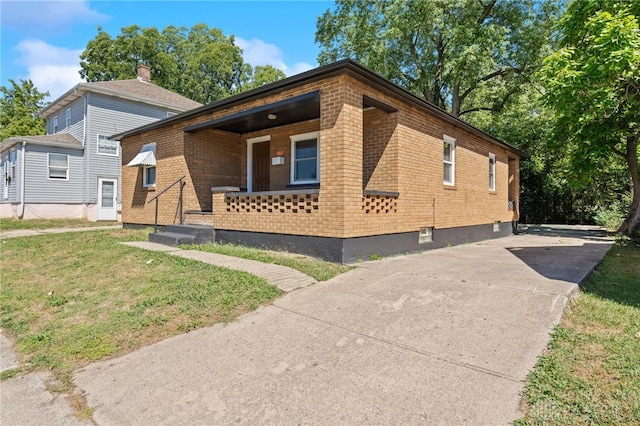 view of front of house featuring a front yard