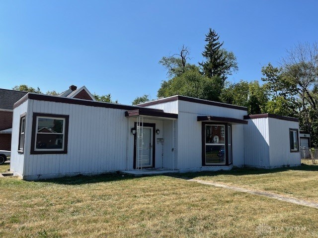 view of front facade featuring a front yard