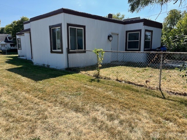 view of front facade featuring a front lawn