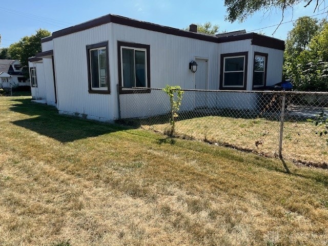 view of front of property with a front yard