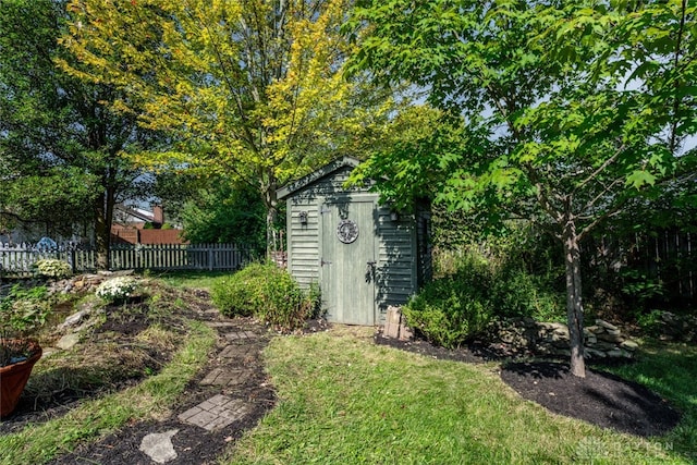 view of yard featuring a shed