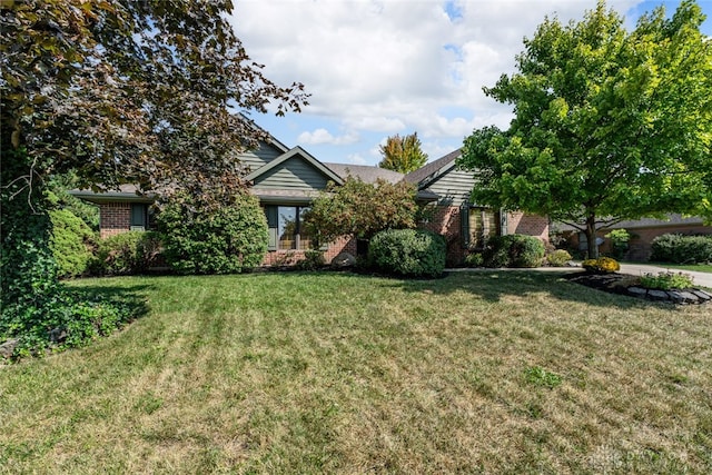 view of front of property with a front lawn