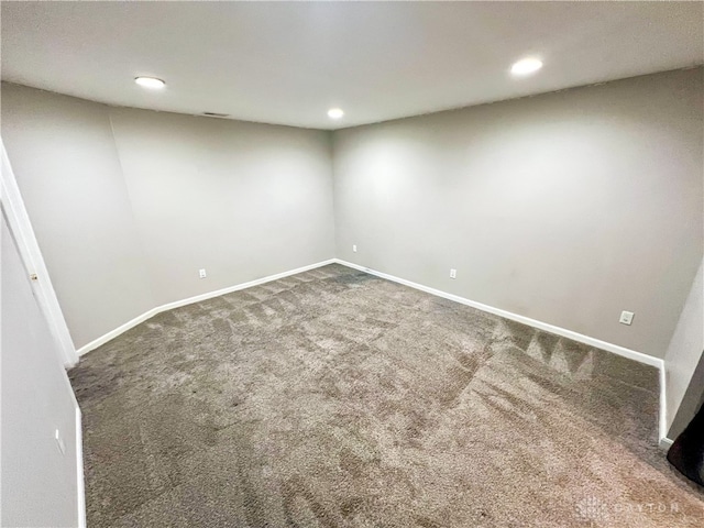 unfurnished room with carpet