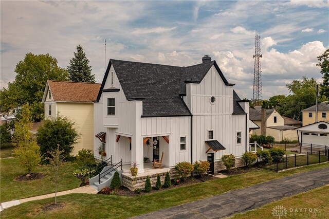 view of front facade featuring a porch and a front yard