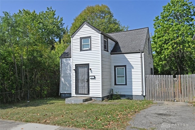 view of front of property featuring a front yard