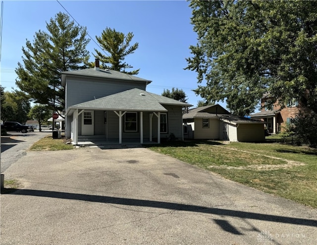 view of front facade featuring a front yard and covered porch