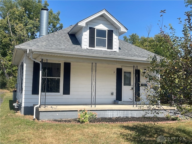 view of front of property with covered porch and a front lawn