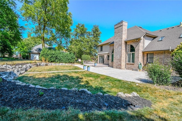 view of yard featuring a patio