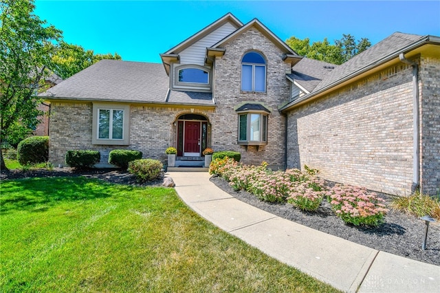 view of front of property featuring a front lawn