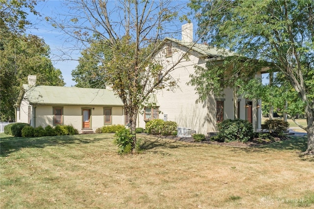 view of front facade with a front yard